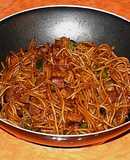 Wok de spaguetti con atún fresco y verduras