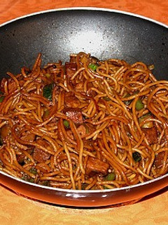 Una foto de Wok de spaguetti con atún fresco y verduras