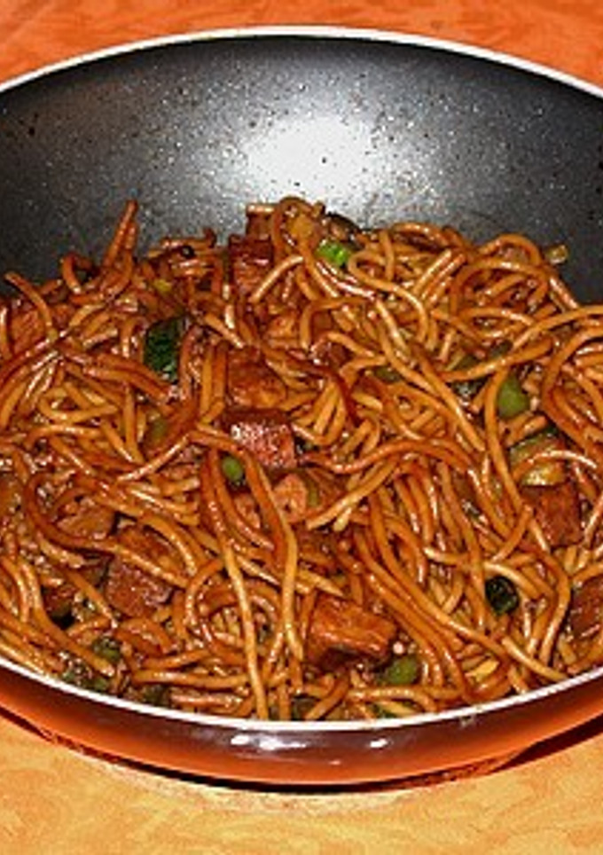 Una foto de Wok de spaguetti con atún fresco y verduras