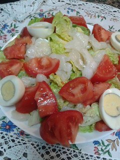 Una foto de Ensalada con bacalao ahumado