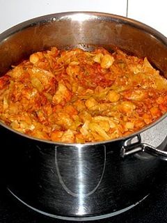 Una foto de Kimchi con garbanzos y bacalao