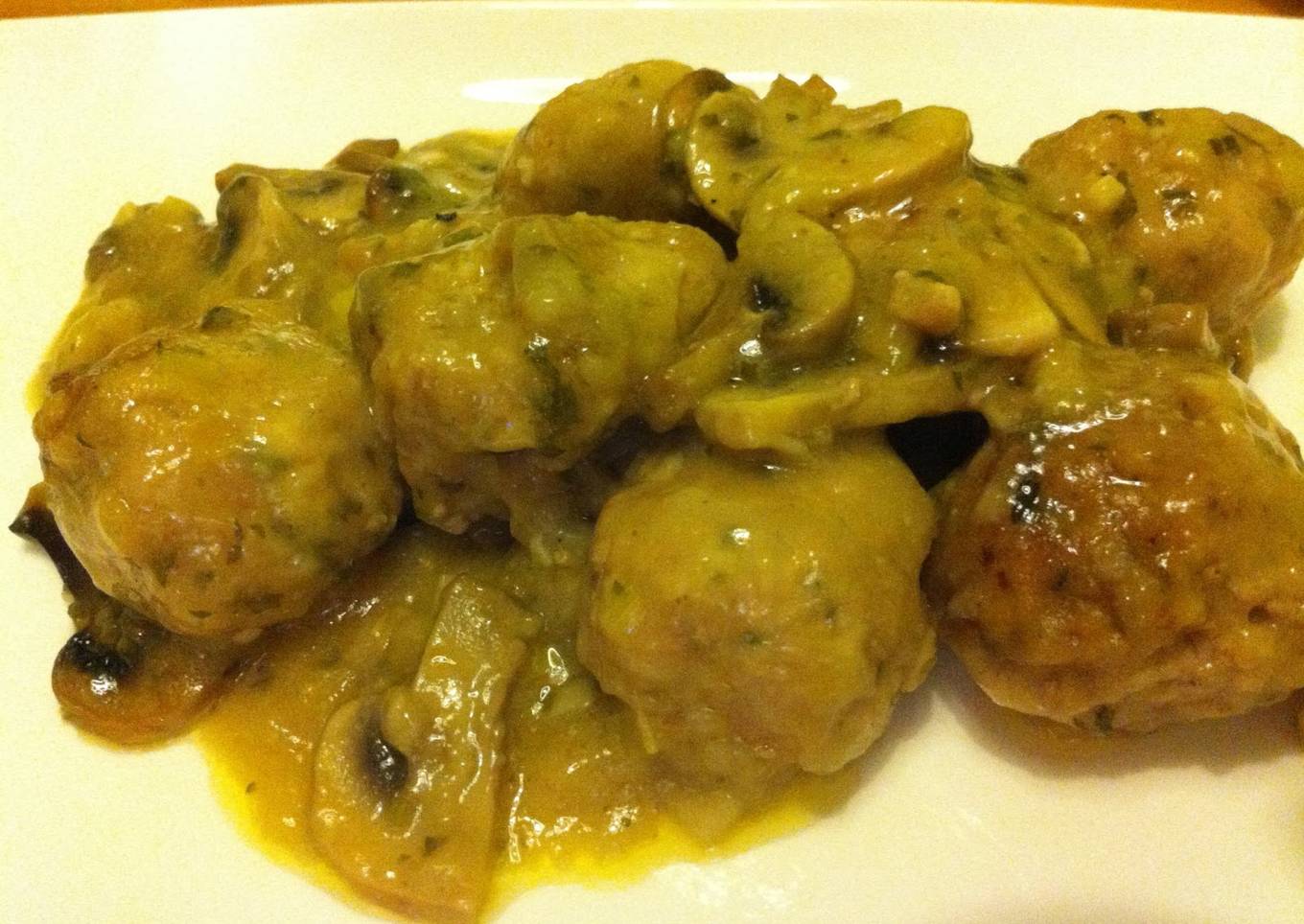 Albondigones en salsa picantina