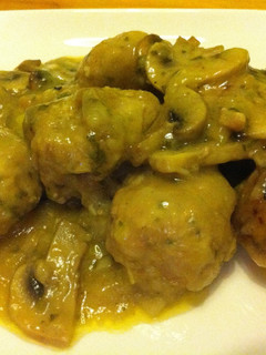Una foto de Albondigones en salsa picantina