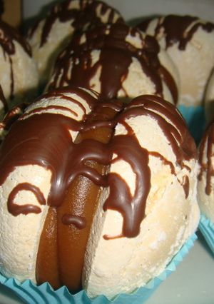 Una foto de MERENGUITOS CON DULCE DE LECHE