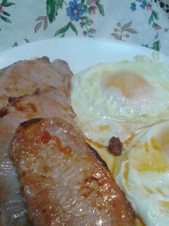 Una foto de Costillas de ternera con huevos fritos