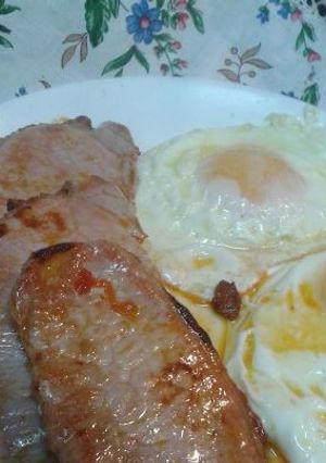 Una foto de Costillas de ternera con huevos fritos