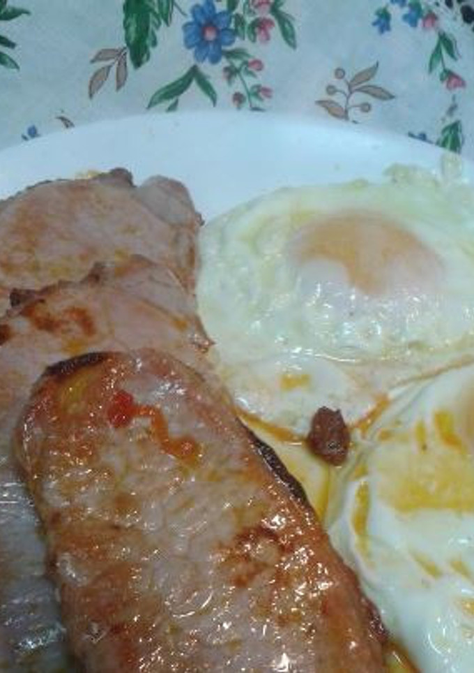 Una foto de Costillas de ternera con huevos fritos