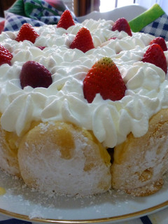 Una foto de Tarta de nata, crema, fresas y moras