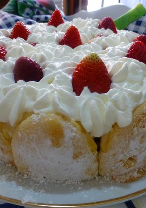 Una foto de Tarta de nata, crema, fresas y moras