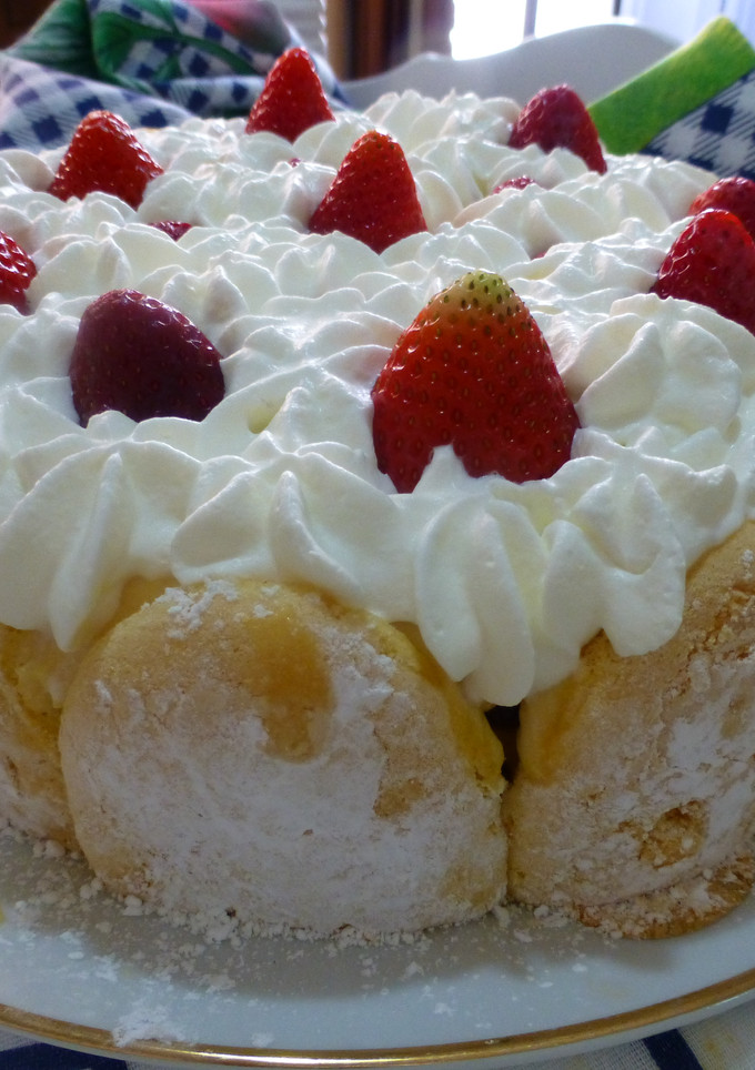 Una foto de Tarta de nata, crema, fresas y moras