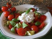 Una foto de ensalada con queso cottage