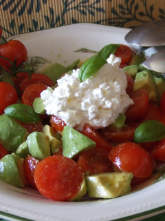 Una foto de Ensalada de tomates en rama