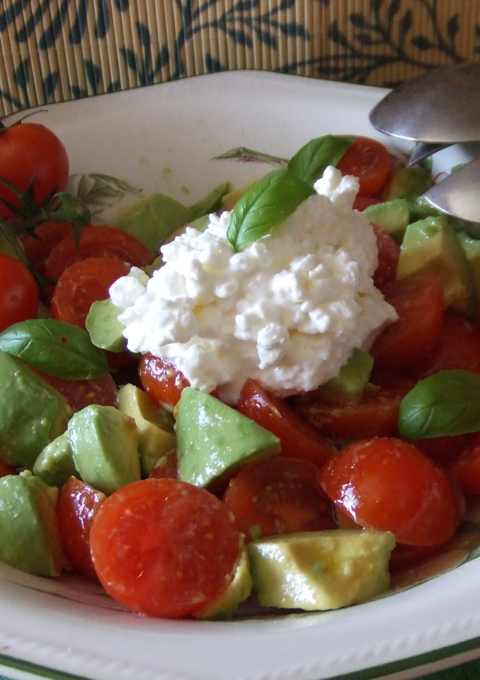 Una foto de Ensalada de tomates en rama