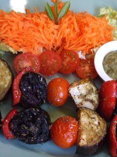 Una foto de Brochetas de morcilla con verduras