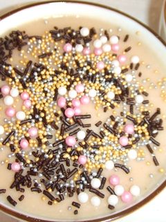 Una foto de Postre de nísperos y piña