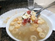 Una foto de caldo de puchero sobrante