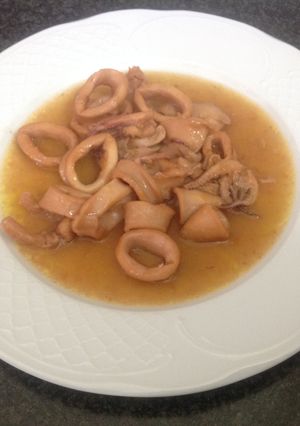 Una foto de Calamares en salsa AMC