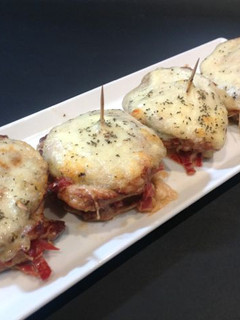 Una foto de Milhojas de lomo y mozzarella