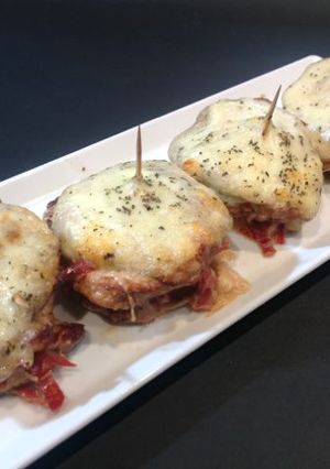 Una foto de Milhojas de lomo y mozzarella