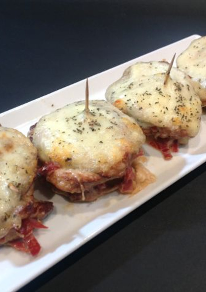 Una foto de Milhojas de lomo y mozzarella