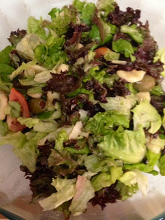 Una foto de Green banana salad