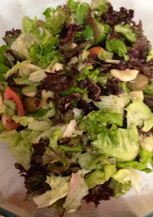 Una foto de Green banana salad