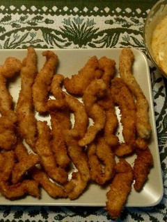 Una foto de Rabas de pollo y coco con vinagreta de yogur