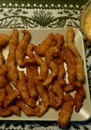 Una foto de Rabas de pollo y coco con vinagreta de yogur
