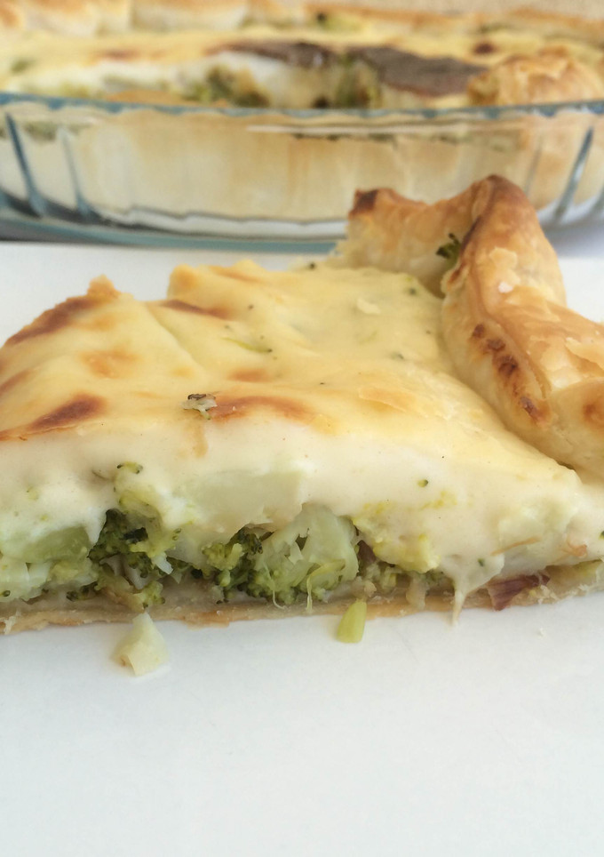 Una foto de Tarta de brócoli y salsa blanca