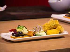 Foto principal de Cazón crocante con mayonesa fresca y torre de vegetales