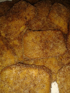 Una foto de Galletas rellenas de crema pastelera y fritas.