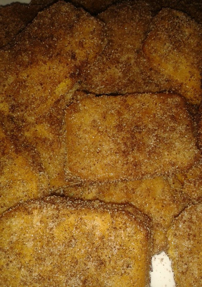Una foto de Galletas rellenas de crema pastelera y fritas.