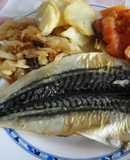 Xardas o caballas al horno con patatas y tomates