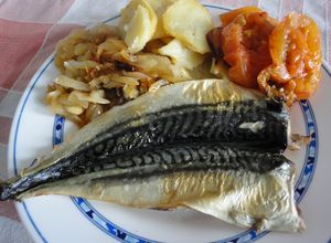 Foto principal de Xardas o caballas al horno con patatas y tomates