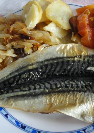 Una foto de Xardas o caballas al horno con patatas y tomates