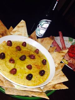 Una foto de Humus Heineken