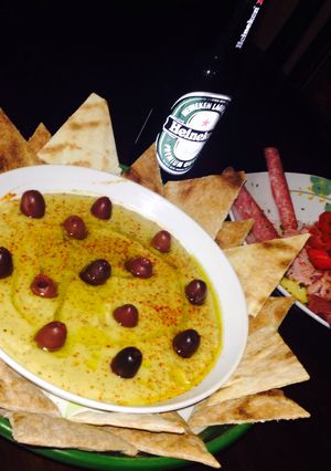 Una foto de Humus Heineken