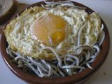 Gulas con huevos fritos