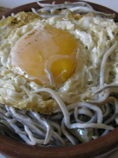Una foto de Gulas con huevos fritos