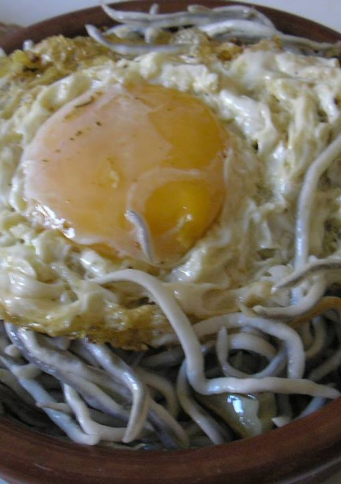 Una foto de Gulas con huevos fritos
