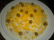 Una foto de ensaladilla con aceitunas
