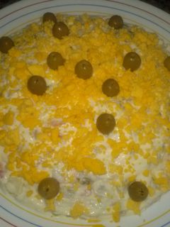 Una foto de Ensaladilla de gambas, surimi, huevo, aceitunas, atún y verdura