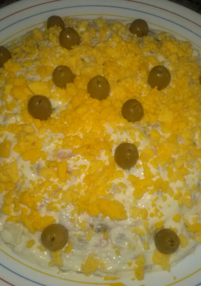 Una foto de Ensaladilla de gambas, surimi, huevo, aceitunas, atún y verdura