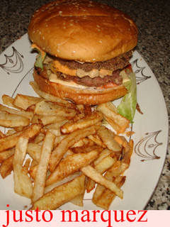 Una foto de Hamburguesa con patatas