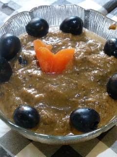 Una foto de Salsa o crema de tomate natural con aceitunas negras