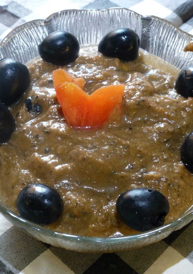 Una foto de Salsa o crema de tomate natural con aceitunas negras