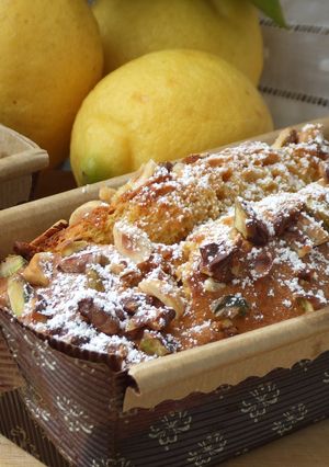 Una foto de Plum cake de limón con frutos secos