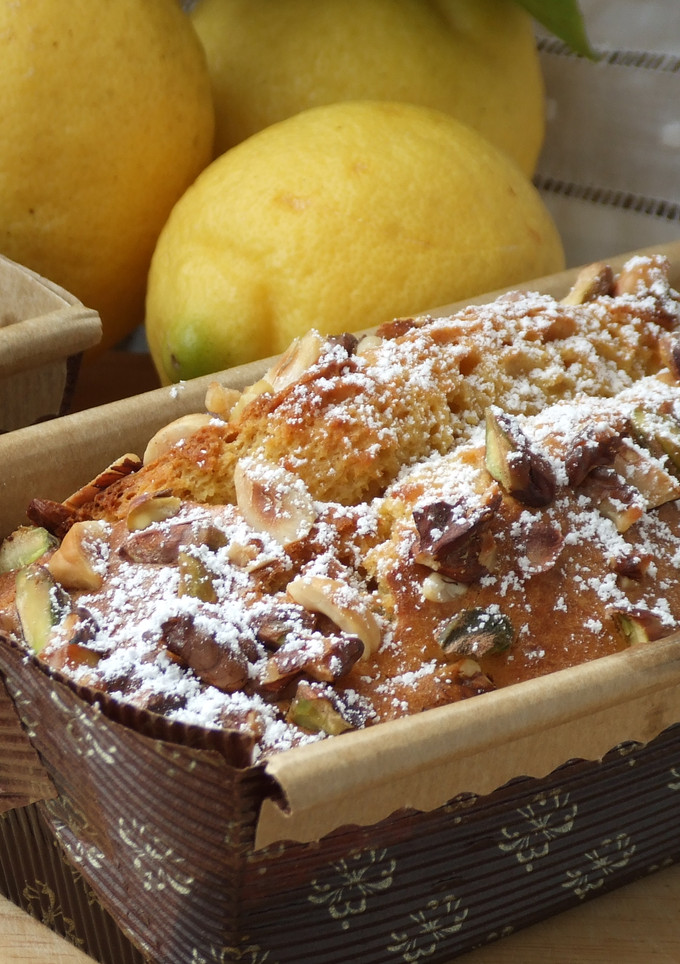 Una foto de Plum cake de limón con frutos secos