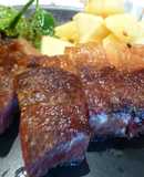 Chuletón con pimientos y patatas fritas