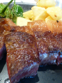 Una foto de Chuletón con pimientos y patatas fritas